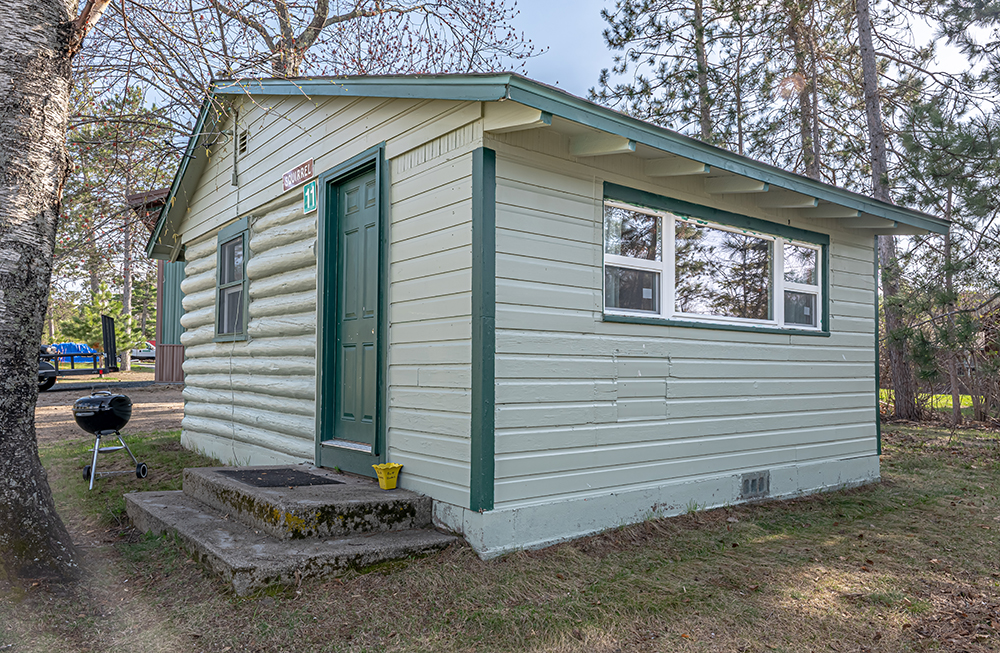 Squirrel Cabin Rental on Lake Winnie